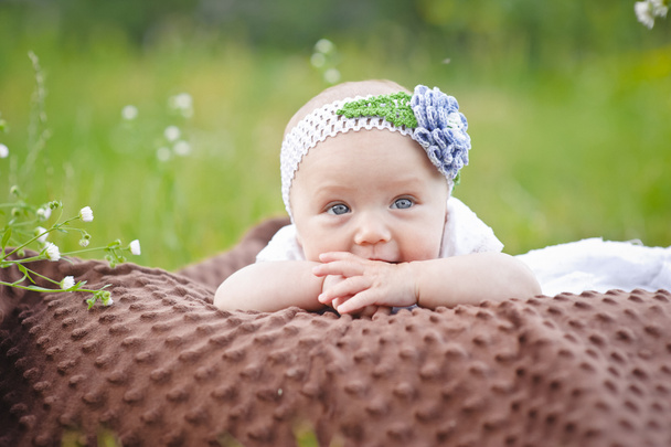 pasgeboren babymeisje in park  - Foto, afbeelding