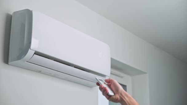 Hand adjusting temperature on air conditioner - Materiał filmowy, wideo