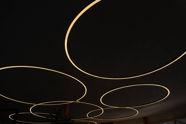 освещение и эллиптическая форма лампы на крыше кафе и изолированный черный фон. - Фото, изображение