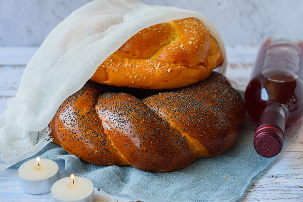 Shabbat challenge leipää, sapattiviiniä ja kynttilöitä pöydällä
. - Valokuva, kuva