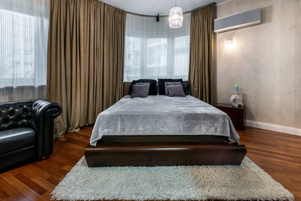 Κομψό και ακριβό υπνοδωμάτιο εσωτερικό σχεδιασμό με ξύλινο πάτωμα - Φωτογραφία, εικόνα