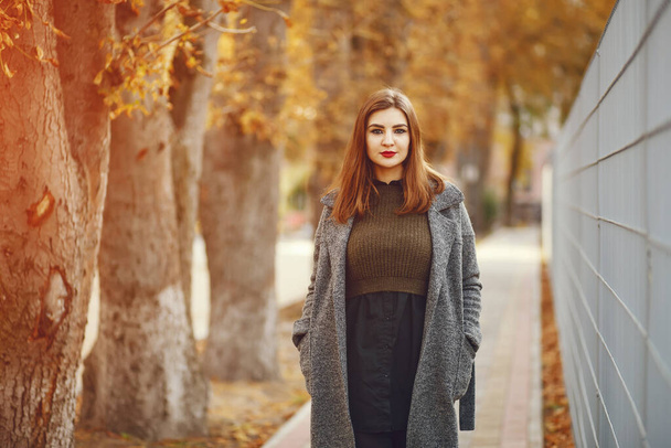 Elegant woman in a autumn city - Foto, Imagem