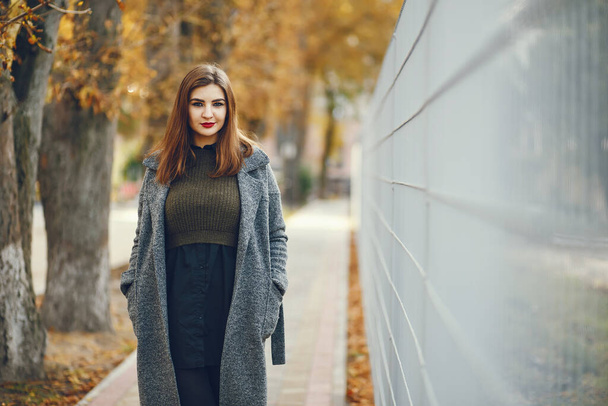 Elegant woman in a autumn city - Foto, Imagen