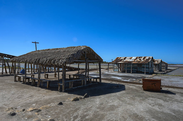 Tengeri sógyár gyárt enni a Karib-szigeteki Dominikai Köztársaságban. Karib-tenger melletti só tenyésztése. Termeljünk sóoldatot természetes módon. Tengerfenéki szárítás a trópusi nap alatt. - Fotó, kép