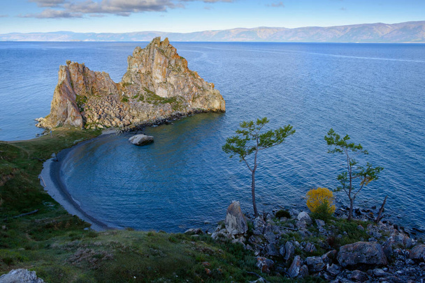 Рок Шаманка на Байкальському озері біля Хужира на острові Ольхон у Сибіру, Росія, у вересні. Байкал - найбільше прісноводне озеро у світі.. - Фото, зображення