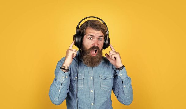 nice sound. ebook and elearning concept. education online. online business course. his favorite song. cheerful man wear modern earphones. male in headphones listen music - Foto, Imagen