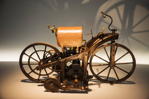 Motocicleta en el Museo Mercedes en Alemania, Stuttgart. - Foto, Imagen