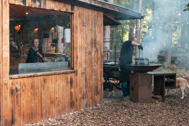 barbacoa al aire libre restaurante en la naturalidad - Foto, Imagen
