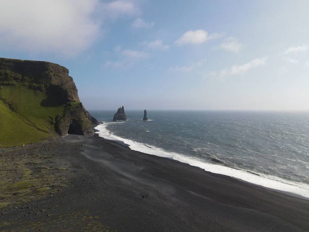 Aereo drone paesaggio della spiaggia di sabbia nera Reynisfjara in Islanda - Foto, immagini