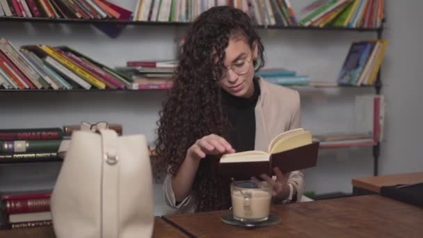 美しいモロッコのビジネスマン図書館で読書を楽しんでいる女性 - 映像、動画