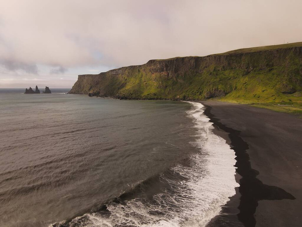 Paisaje aéreo de drones de playa de arena negra en Vik Islandia - Foto, Imagen