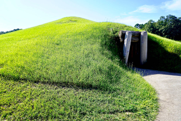 Der Ocmulgee Mounds National Historical Park in Macon, Georgia, bewahrt Erdarbeiten, die von der Kultur der Mississippi-Südappalachen errichtet wurden. Eingang zu einer runden Erdlodge für Versammlungen und Zeremonien. - Foto, Bild