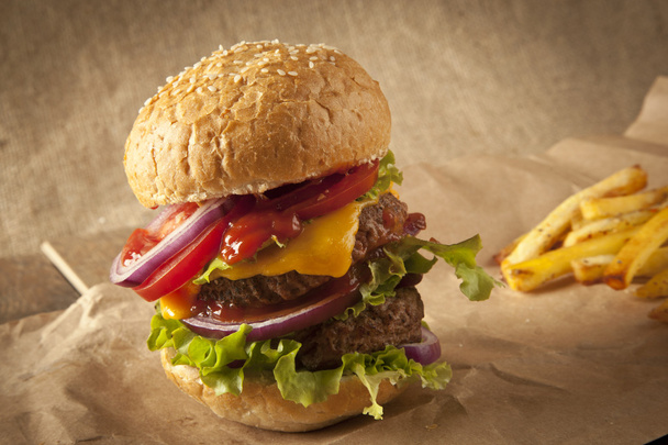Свіжі гамбургери з картоплею фрі
 - Фото, зображення