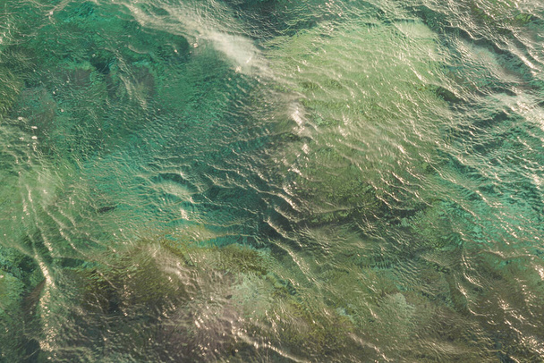 Хвилі на поверхні бірюзового тропічного моря
 - Фото, зображення