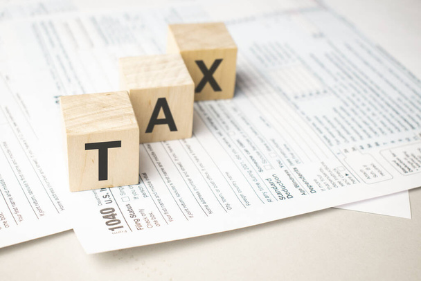 木製の立方体に書かれた単語TAX 。租税概念 - 写真・画像