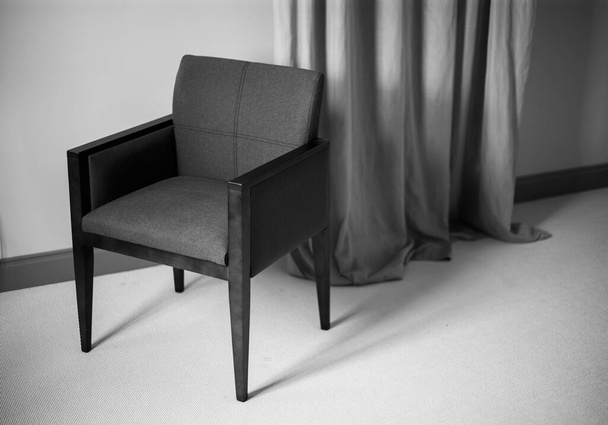 Ξύλινη πολυθρόνα σε μοντέρνο διαμέρισμα εσωτερικού χώρου - Φωτογραφία, εικόνα