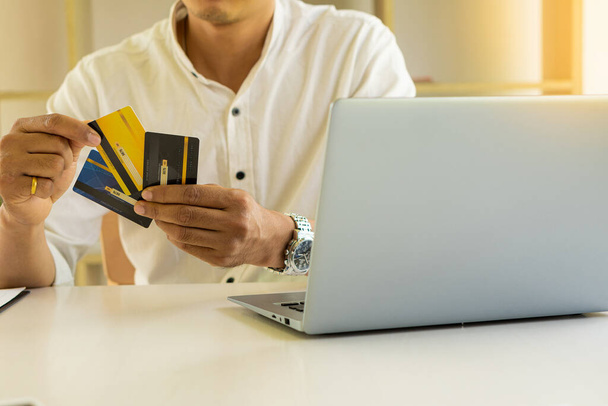 Online-Shopping-Konzept Bezahlen per Kreditkarte mit Laptop und Smartphone. - Foto, Bild