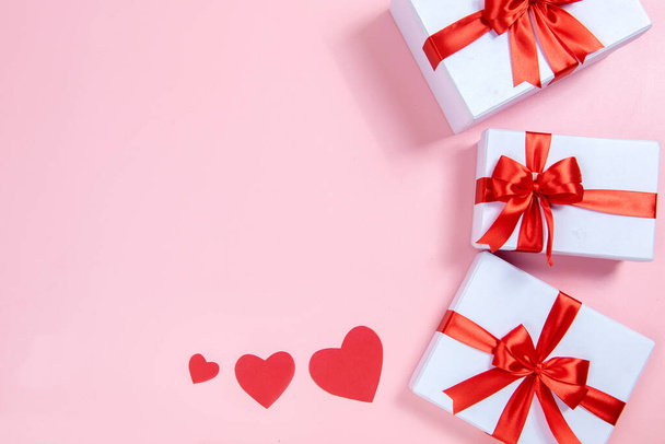 Heart and gift box with a colored background. Valentines day - Foto, Imagem