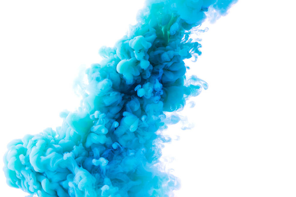 Діагональне бризкування синьої фарби у воді на білому тлі
 - Фото, зображення