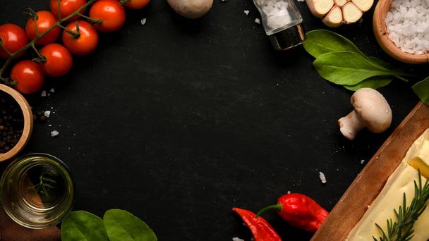 Υγιή φρέσκα λαχανικά φόντο με ένα χώρο αντίγραφο για μοντάζ οθόνη του προϊόντος σας σε μαύρο φόντο. πάνω όψη - Φωτογραφία, εικόνα