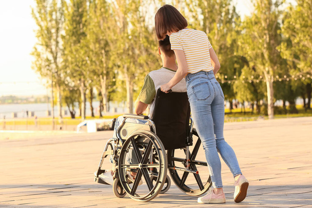 Giovane con disabilità fisica e sua moglie all'aperto - Foto, immagini