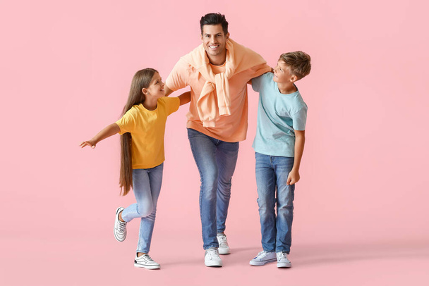 幸せなダンスの男と彼の子供たちの色の背景 - 写真・画像