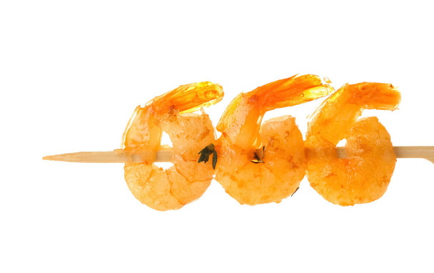 Broche de crevettes grillées savoureuse sur fond blanc - Photo, image