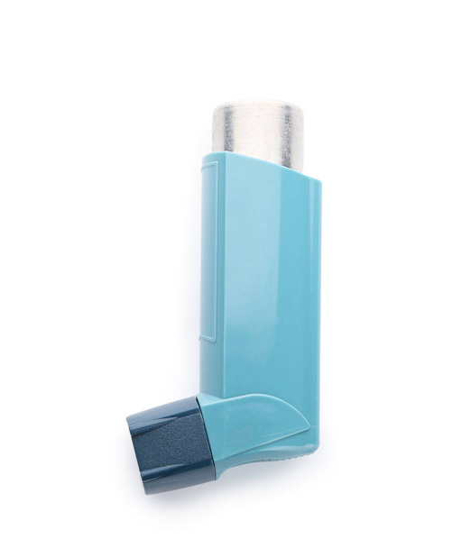 Inalador de asma sobre fundo branco
 - Foto, Imagem