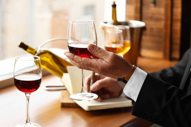 Mature sommelier tasting types of wine - Foto, imagen