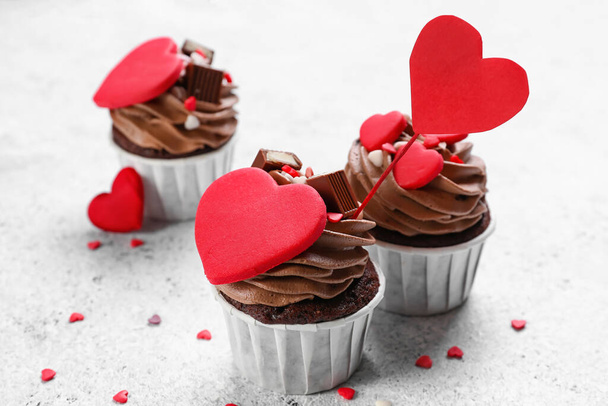 光を背景にバレンタインデーのためのおいしいチョコレートカップケーキ - 写真・画像