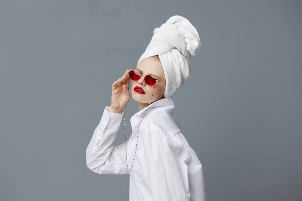 hübsche Frau mit Handtuch auf dem Kopf im weißen Hemd Studiomodell unverändert - Foto, Bild
