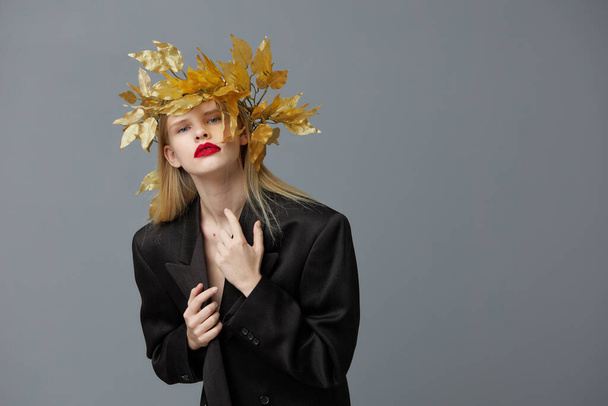 ładna kobieta złoty liście wieniec czarny marynarka czerwony usta studio model bez zmian - Zdjęcie, obraz