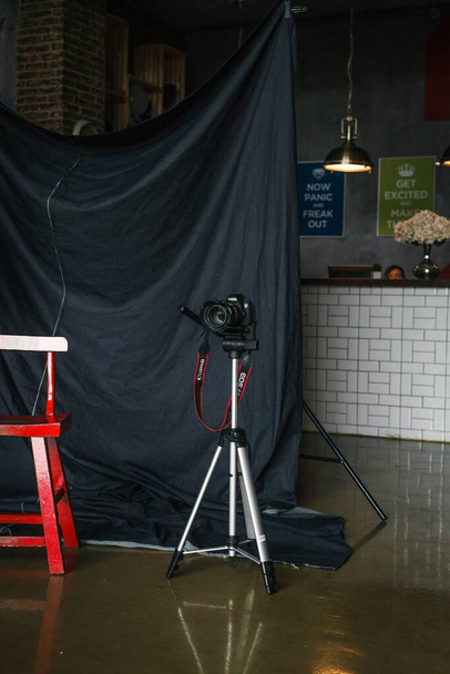 DSLR camera standing alone on a tripod - Φωτογραφία, εικόνα