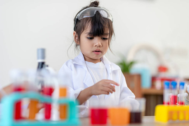 koncepcja edukacji, nauki, Chemia i dzieci - dzieci lub studentów z probówki podejmowania eksperyment w laboratorium szkoły - Zdjęcie, obraz