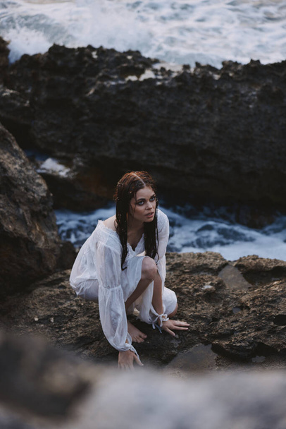 Mulher de vestido branco rochas mar natureza - Foto, Imagem