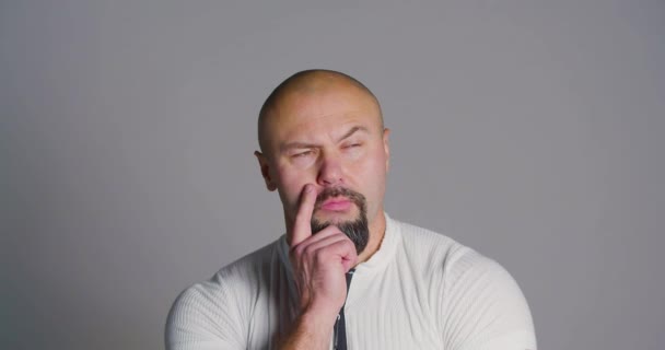 Middle-aged man shows with gestures - use your brain, think with your head. - Záběry, video