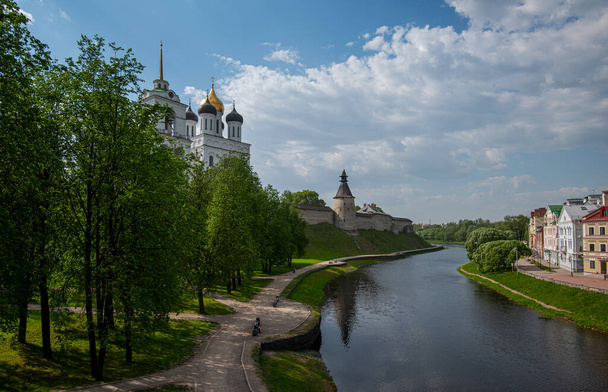 Embankment quarter on the bank of the river, a popular tourist destination, Pskov, Russia. Historical and architectural center of the 12th century in the old city. Travel summer. - Foto, Bild
