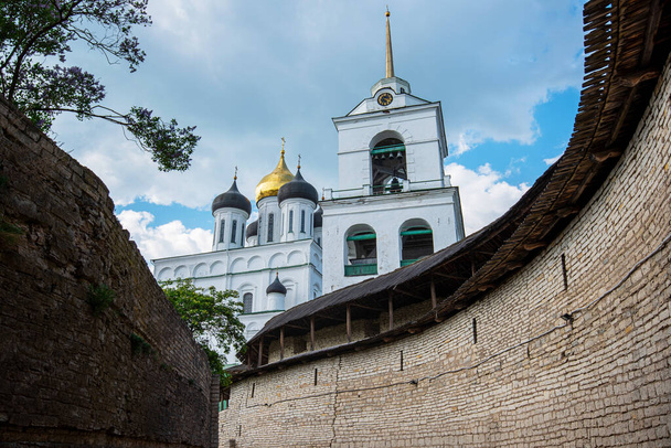 Medieval fortress tower. Ancient castle. Historical and architectural center of the 12th century in the old city, Russia. Medieval fortress and temple complex. Travel summer tourism holiday vacation. - Foto, Imagem