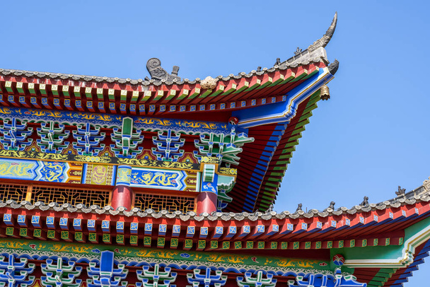 Κοντινό πλάνο του stilted πύργο και θυμίαμα καυστήρα στην παραδοσιακή κινεζική αρχαία αρχιτεκτονική - Φωτογραφία, εικόνα
