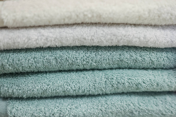 Set of fluffy clean towels available for guest use - Foto, imagen
