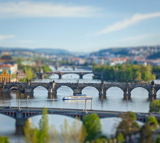 Prag'ın panoramik manzarasını vltava Nehri arasında köprü. - Fotoğraf, Görsel