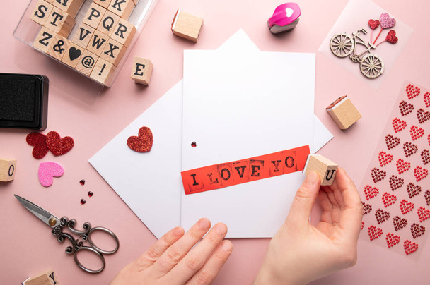 Proceso de hacer la tarjeta de San Valentín - Foto, Imagen