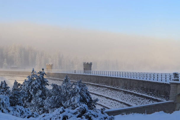 Дамба водосховища Бедріхов. Зимовий пейзаж із снігом. - Фото, зображення