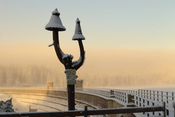 diga del serbatoio Bedrichov. Paesaggio invernale con neve - Foto, immagini