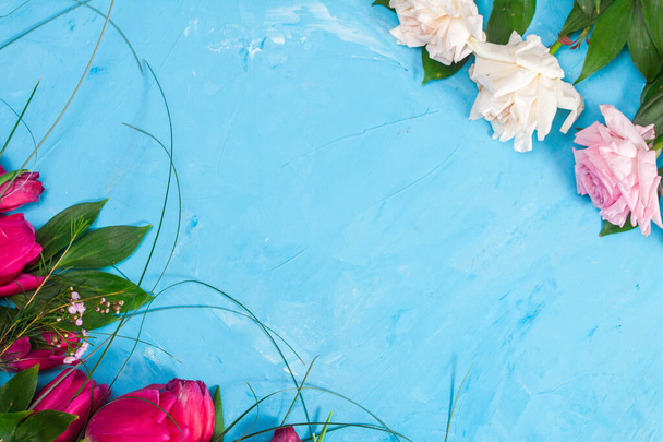 Small white flowers on a toned on gentle soft blue and pink background outdoors close-up macro. Весенне-летняя граница соблазняет цветочным фоном. Легкий воздух, тонкий художественный образ, свободное пространство
. - Фото, изображение