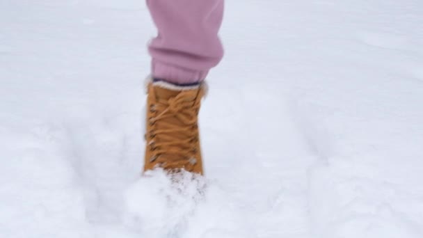 白い雪の上を女性の足ジャンプします。冬の屋外活動。スローモーションフルHDビデオ - 映像、動画