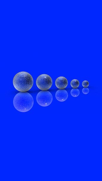 Cinq boules de métal de différentes tailles de couleur bleue sur fond bleu. Croissance de quelque chose. Progrès. Réflexion. Image verticale. Image 3D. rendu 3D. - Photo, image