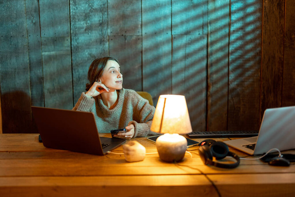 Vrouw op kantoor 's nachts - Foto, afbeelding