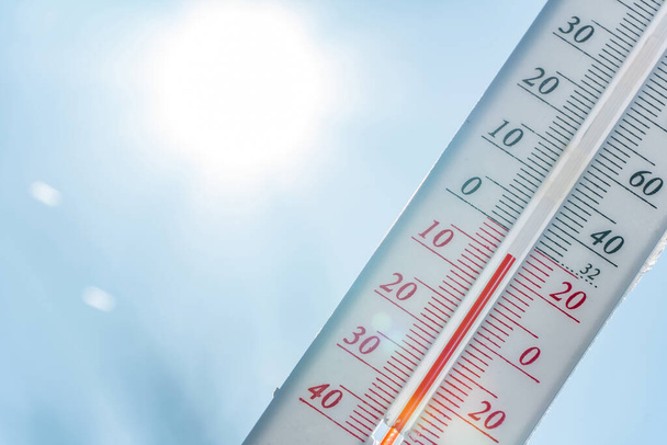 Термометр зимой в холоде на снегу и анализирует низкие отрицательные температуры воздуха в ясную солнечную погоду. Метеорологические условия и экологический анализ. - Фото, изображение