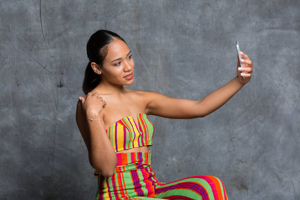 Jeune fille prenant un selfie et pose pour regarder jolie dans la photo - Photo, image